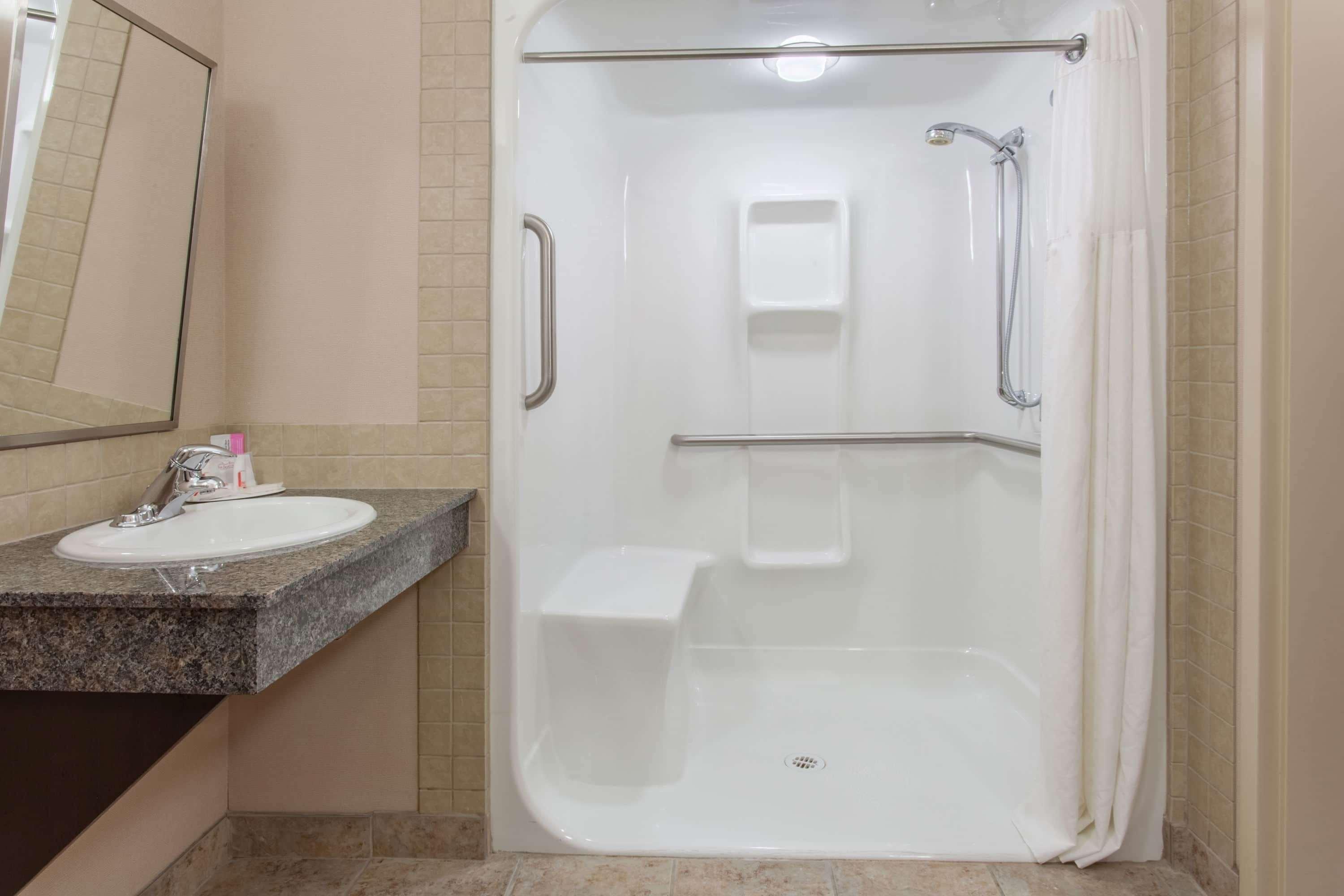 Ramada By Wyndham Brooks Hotel Luaran gambar