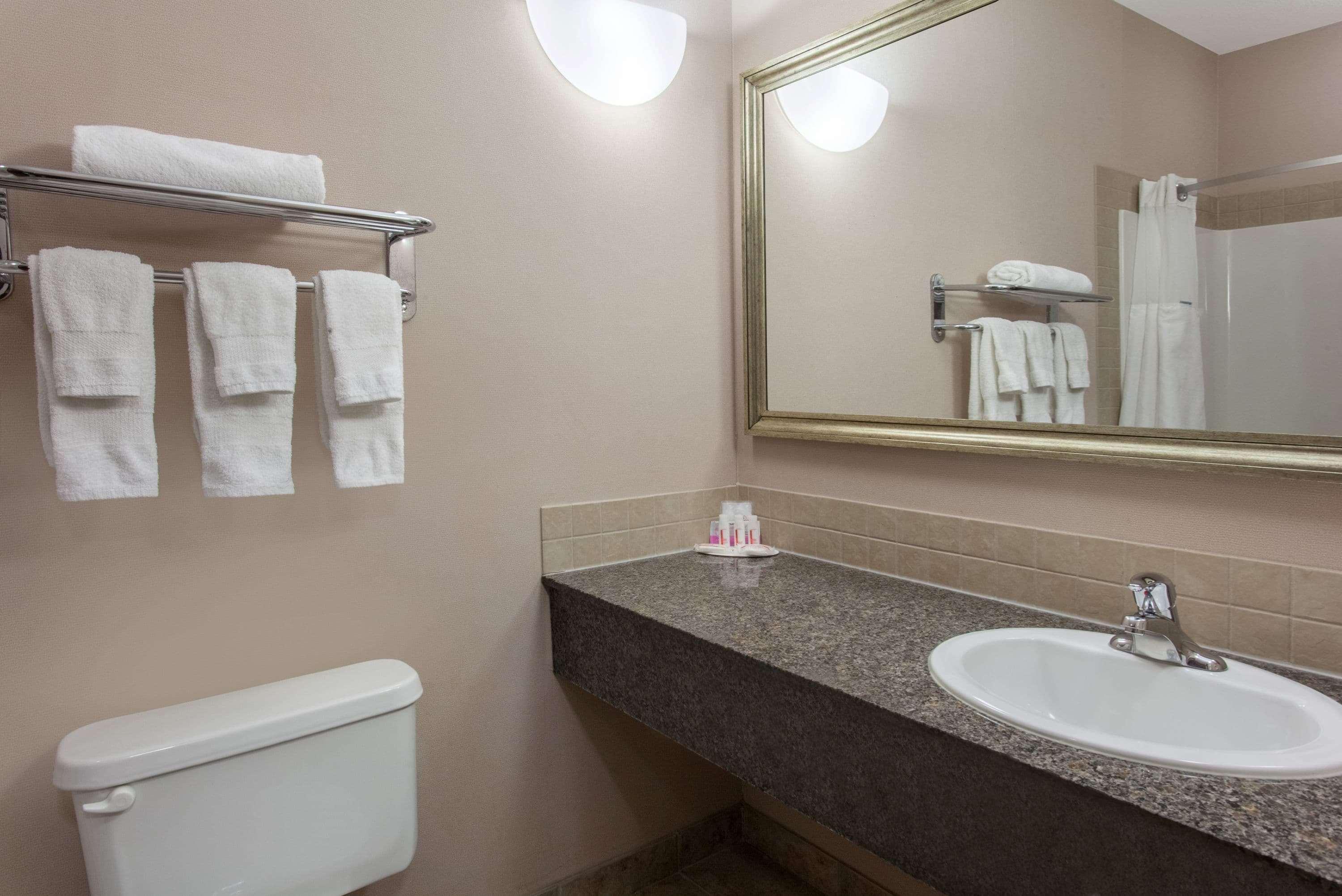 Ramada By Wyndham Brooks Hotel Luaran gambar