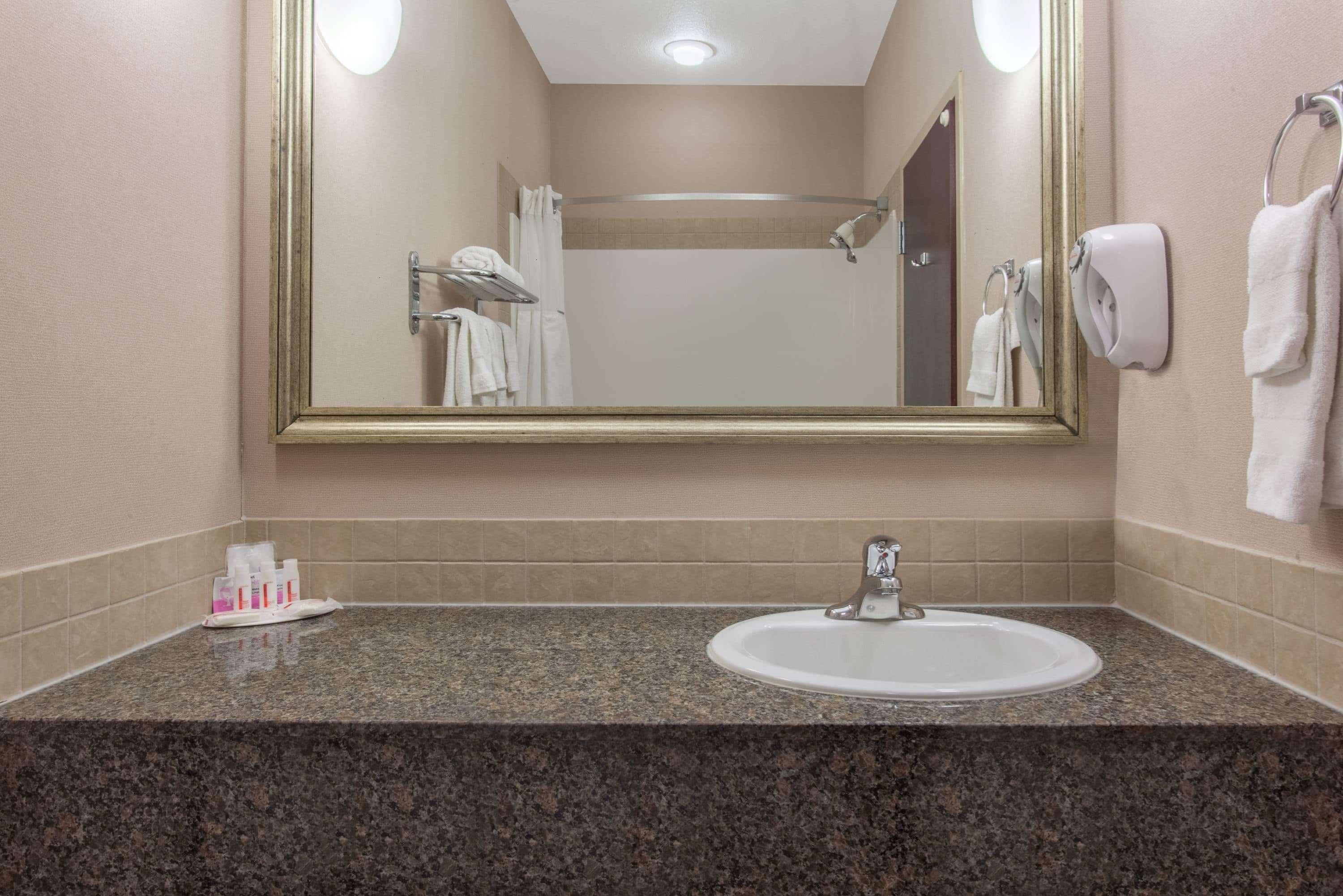 Ramada By Wyndham Brooks Hotel Luaran gambar