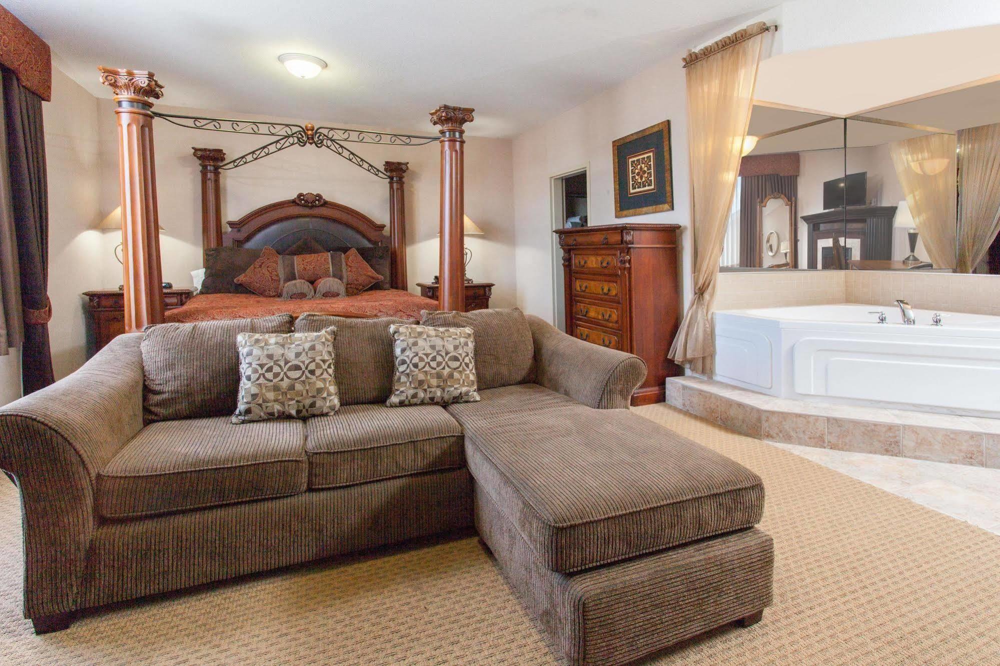 Ramada By Wyndham Brooks Hotel Luaran gambar