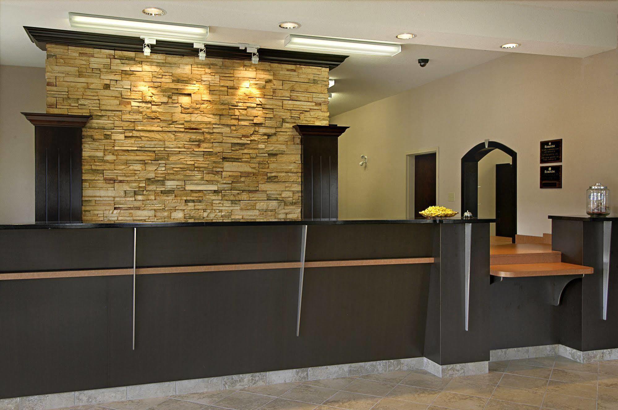 Ramada By Wyndham Brooks Hotel Luaran gambar