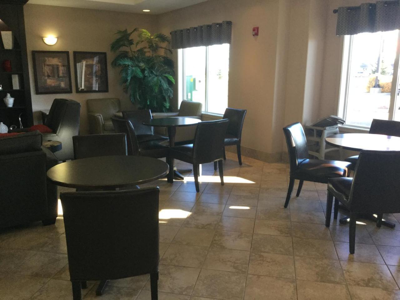 Ramada By Wyndham Brooks Hotel Luaran gambar