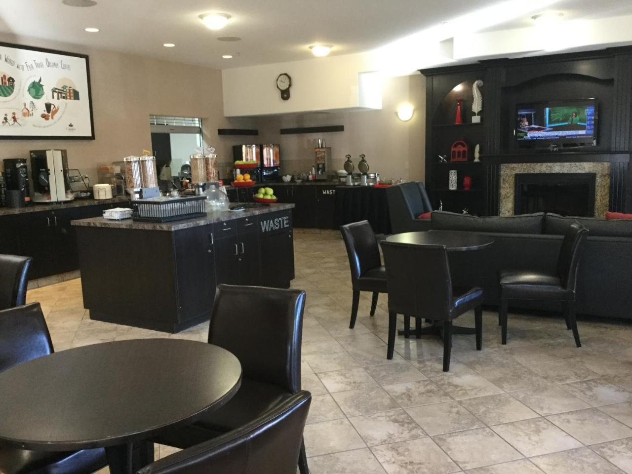 Ramada By Wyndham Brooks Hotel Luaran gambar